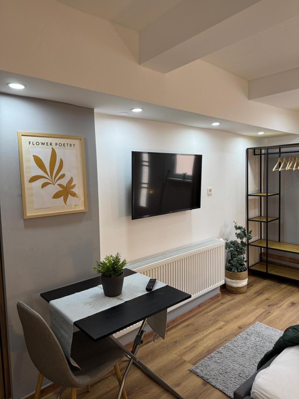 Apartment M & E *